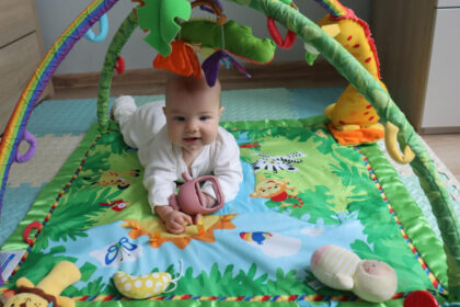 Cadeau de naissance pour un petit-enfant : pourquoi les grands-parents misent sur le tapis d'éveil ?