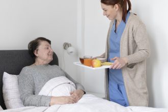 Rester chez soi à Nemours : ce que le service à la personne peut changer au quotidien